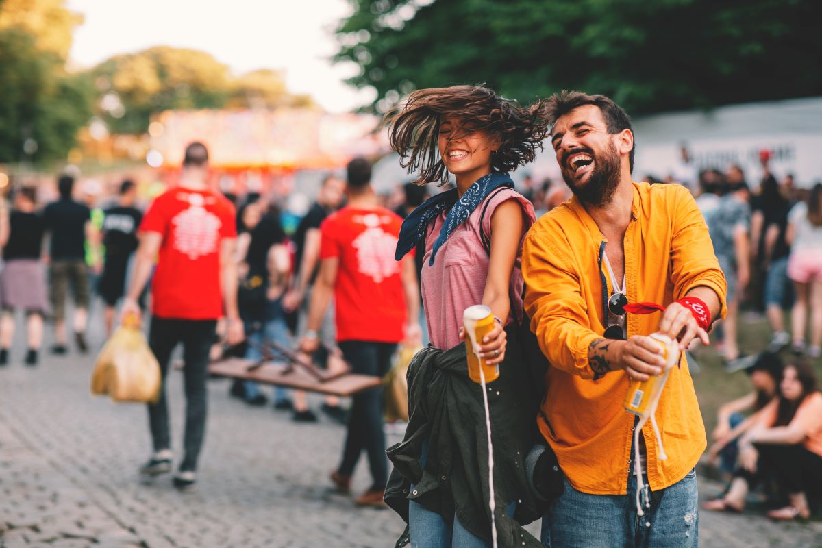 Straßenfest organisieren: Genehmigung & Versicherung